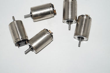Un pequeño motor dentro de la máquina 61.144.1121 servomotor proveedor